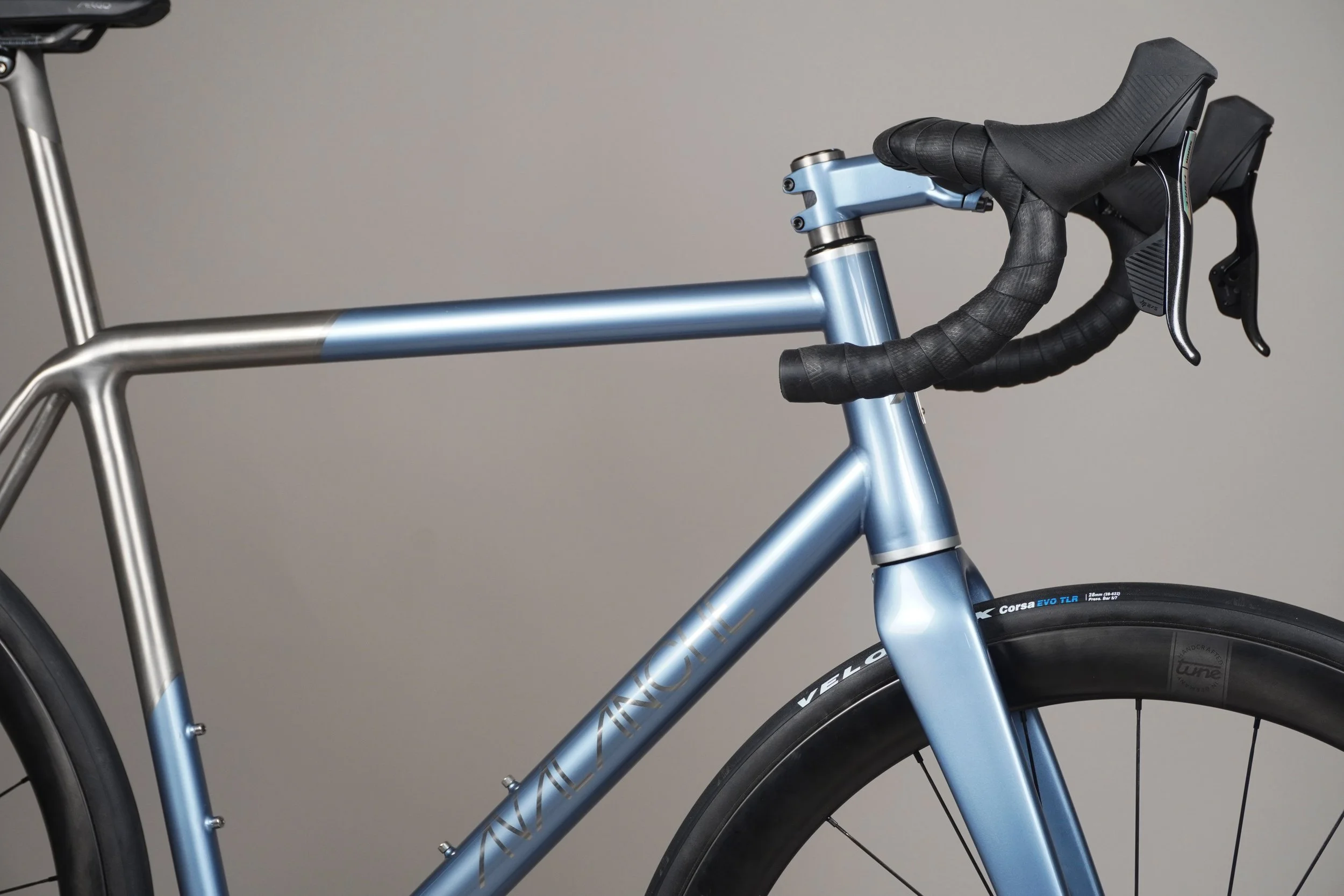 AVALANCHE C-WIDE 162cm×PROJECT OF SEVENS UK- AVALANCHE CYCLE- TITANIUM ICE BLUE (copie) — AVALANCHE